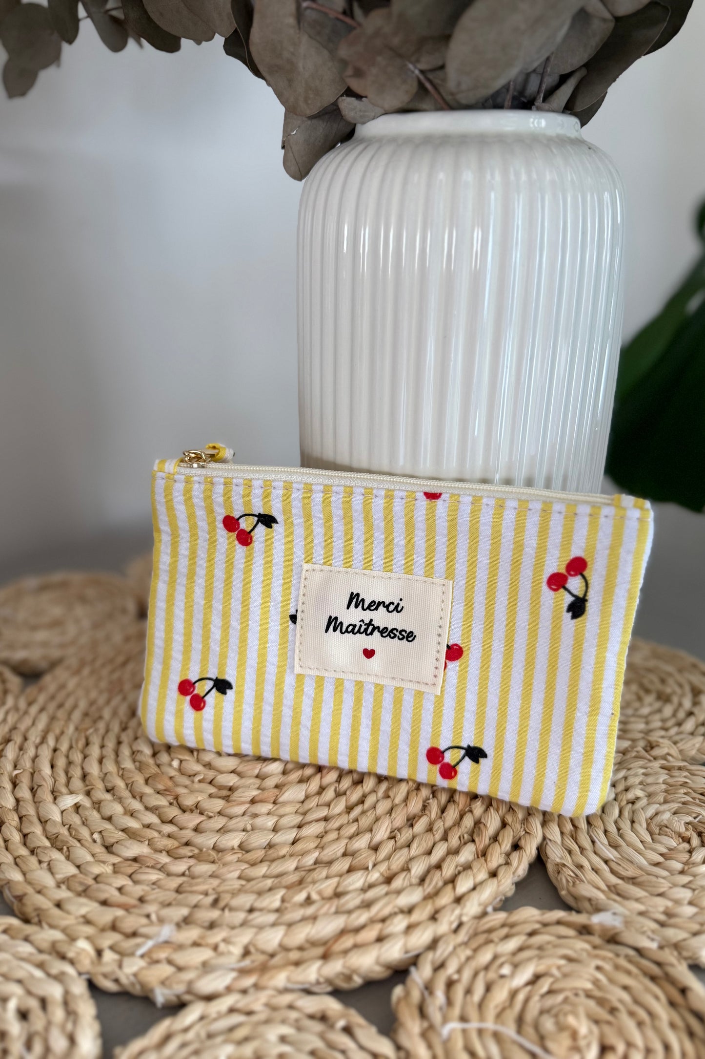 Pochette cerise Maîtresse jaune