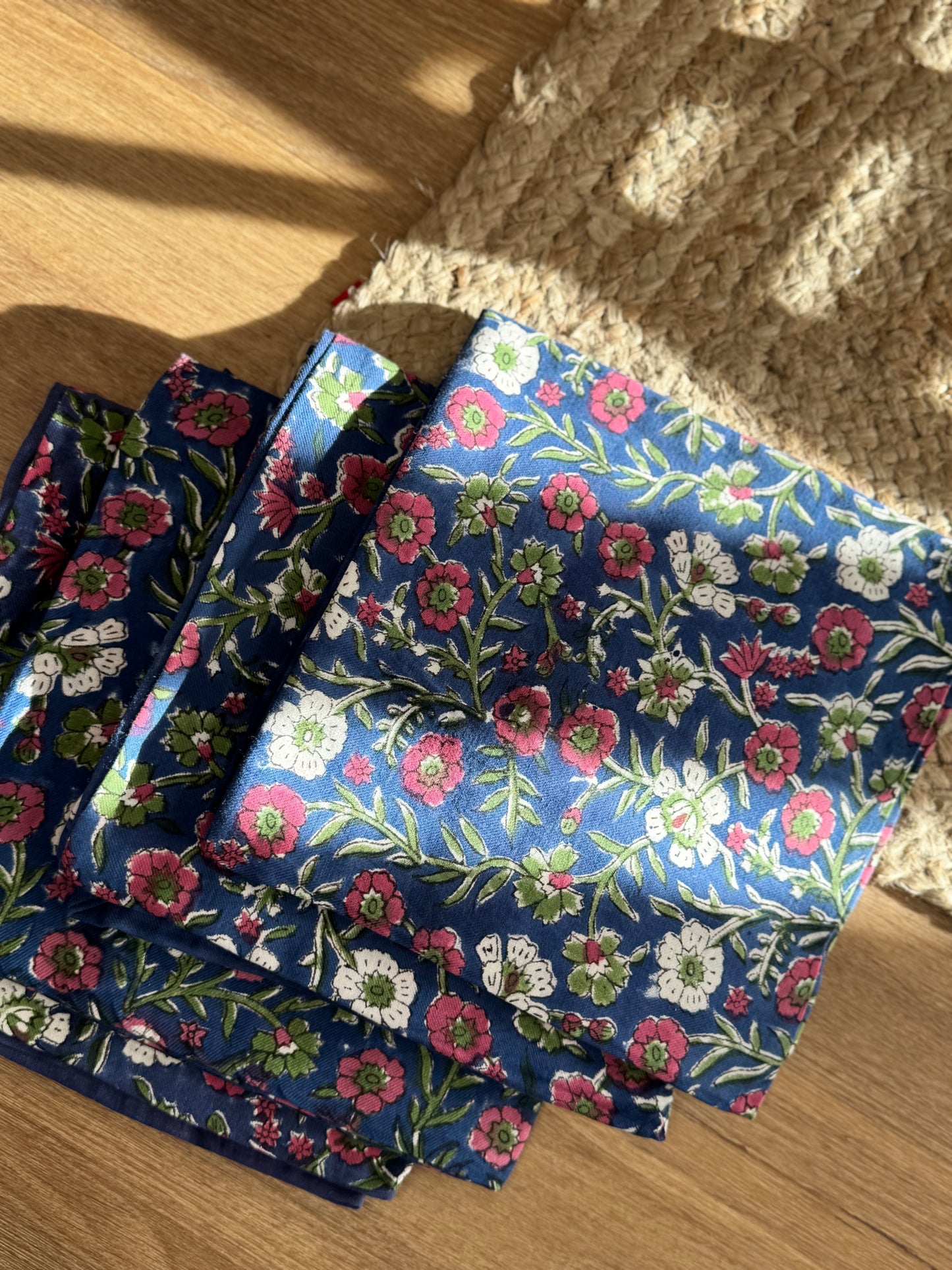 Foulard bleu fleurs rose et blanche
