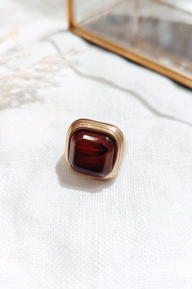 Bague chevalière résine ambre dorée