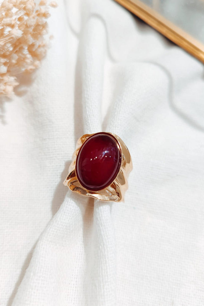 Bague large résine bordeaux doré