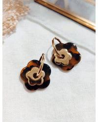 Boucle d'oreille fleur résine écaille dorée