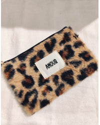 Pochette moumoute léopard AMOUR