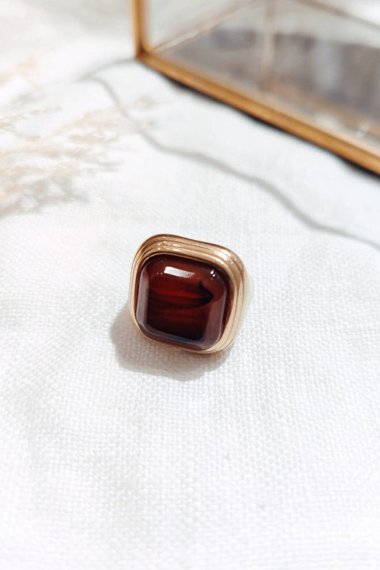 Bague chevalière résine ambre dorée
