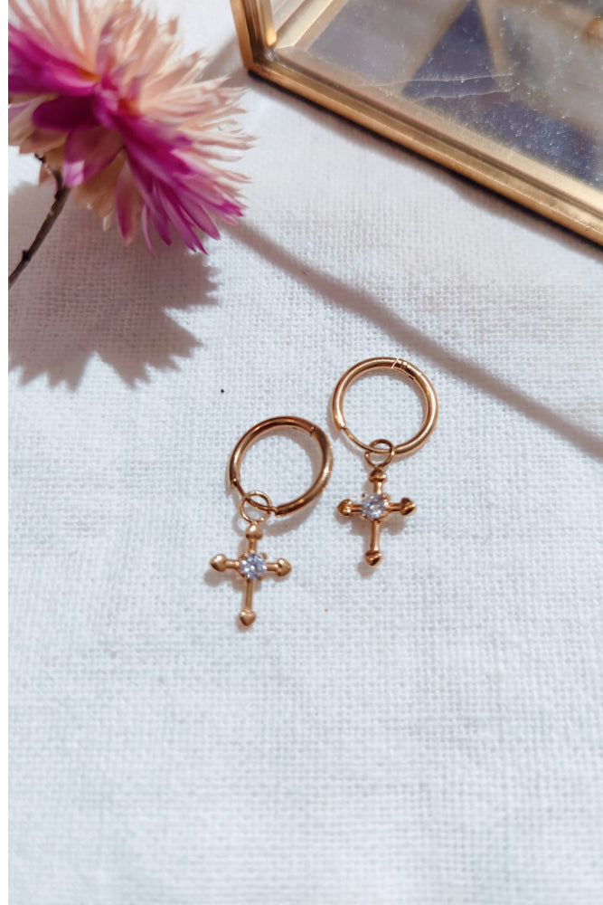 Boucle d'oreille mini créole croix strass dorée
